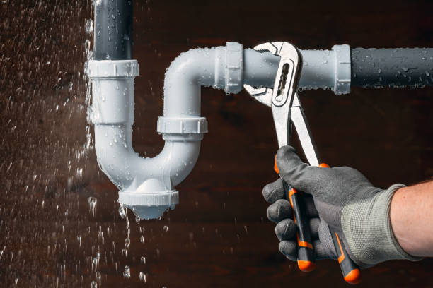 Professional Emergency Plumber technician working in Sparta, OH